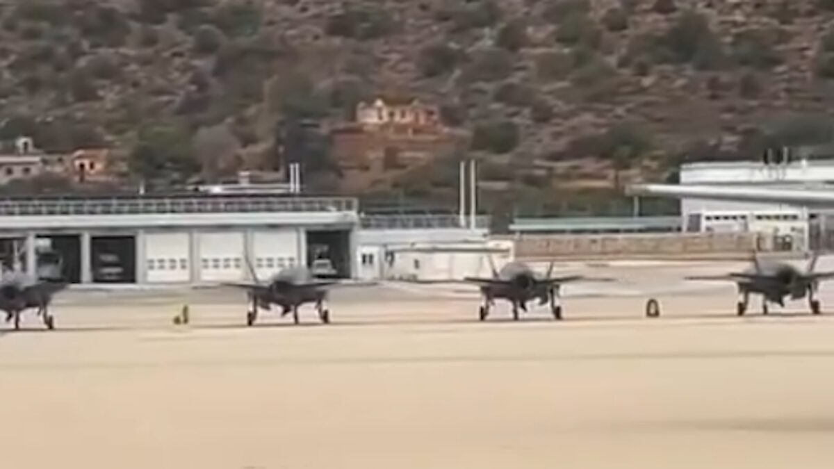 Αμερικανικά stealth μαχητικά αεροσκάφη τύπου F-35 στην αεροπορική βάση της Σούδας