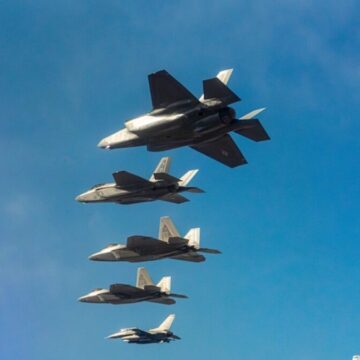 Σχηματισμός αμερικανικών stealth μαχητικών αεροσκαφών F-22 και F-35,