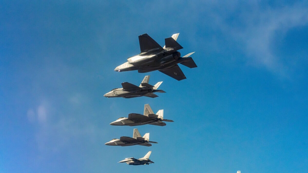 Σχηματισμός αμερικανικών stealth μαχητικών αεροσκαφών F-22 και F-35, αεροσκάφους εγγύς αεροπορικής υποστήριξης A-10 και μαχητικού αεροσκάφους τύπου F-16