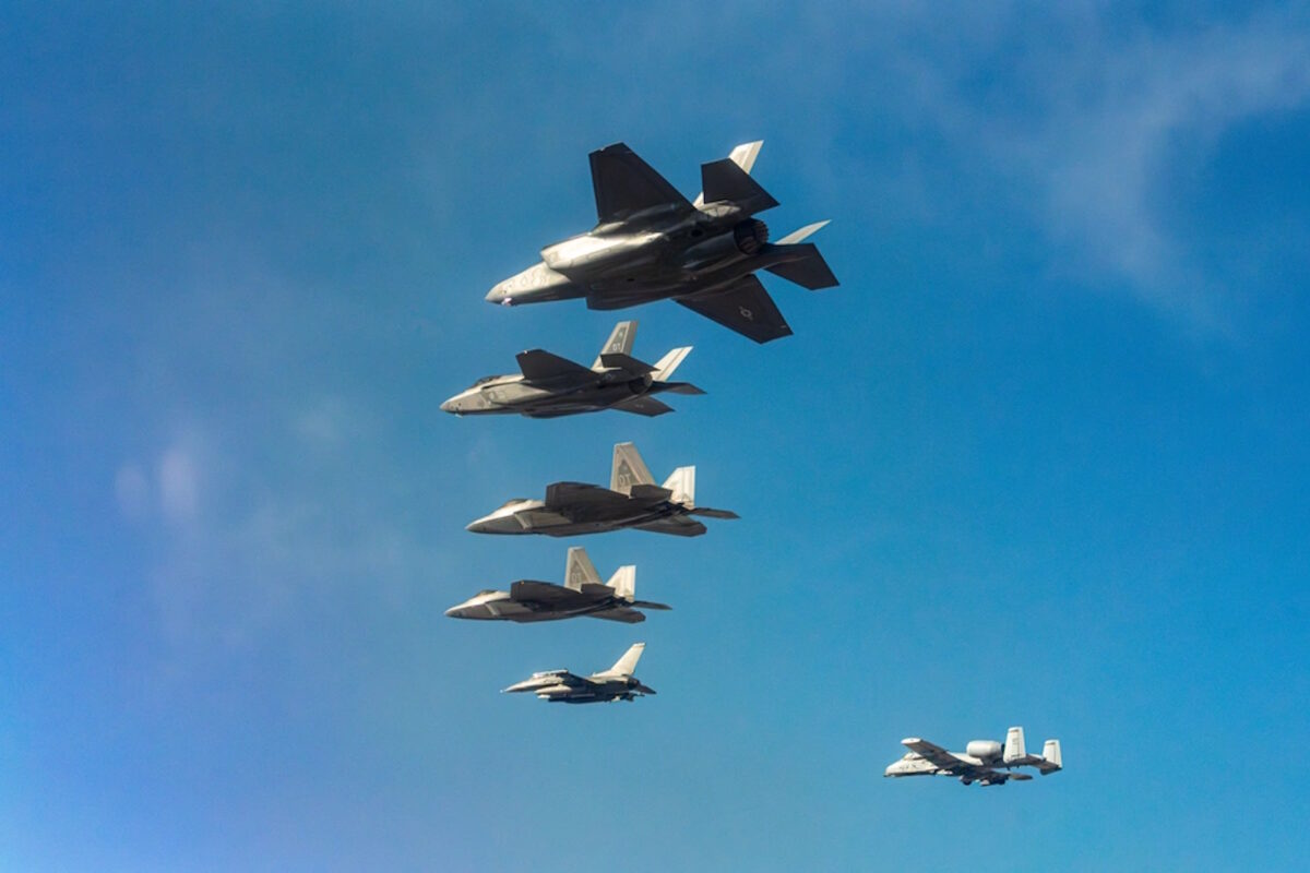 Σχηματισμός αμερικανικών stealth μαχητικών αεροσκαφών F-22 και F-35, αεροσκάφους εγγύς αεροπορικής υποστήριξης A-10 και μαχητικού αεροσκάφους τύπου F-16