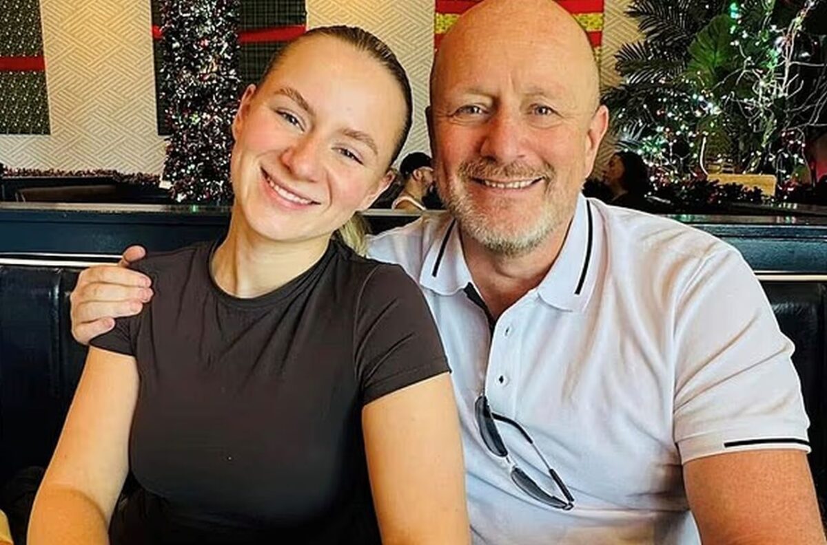 Η 23χρονη Λούσι Χάρισον με τον πατέρα της