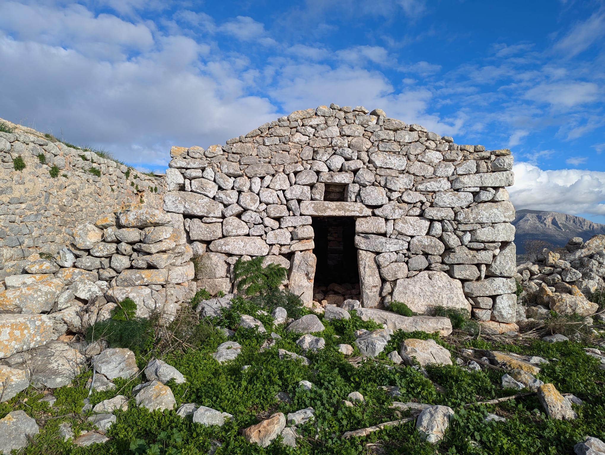 Ο ναός του Αγίου Γεωργίου (11ος-12ος αιώνας) στον αρχαίο οικισμό της Άνω Πούλας. Ο ναός ακολουθεί τη μεγαλιθική οικοδομική παράδοση της Μέσα Μάνης, η οποία χαρακτηρίζεται από τη χρήση εξαιρετικά μεγάλων λίθινων όγκων που τοποθετούνται χωρίς κονίαμα