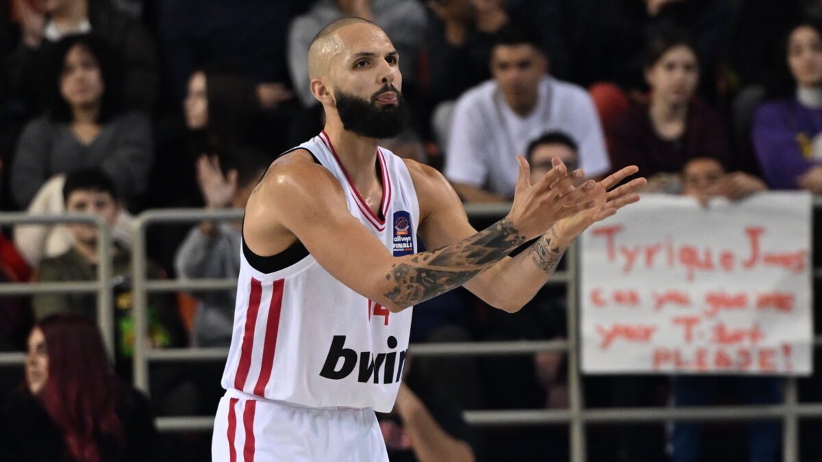 Ο Εβάν Φουρνιέ στο παιχνίδι του Ολυμπιακού με την ΑΕΚ