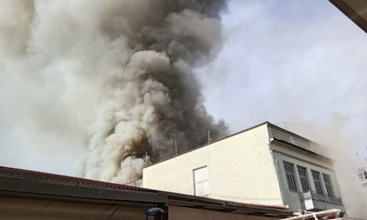 Αγρίνιο: Μεγάλη φωτιά σε αποθήκη παπουτσιών - Γέμισε το κέντρο της πόλης με πυκνούς καπνούς