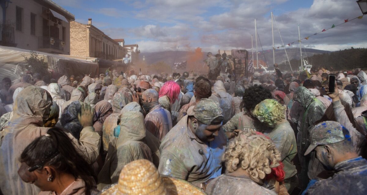 Το έθιμο «αλευρομουτζουρώματα» στο Γαλαξίδι