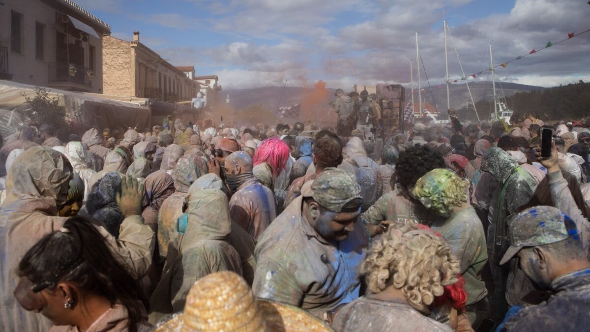 Το έθιμο «αλευρομουτζουρώματα» στο Γαλαξίδι