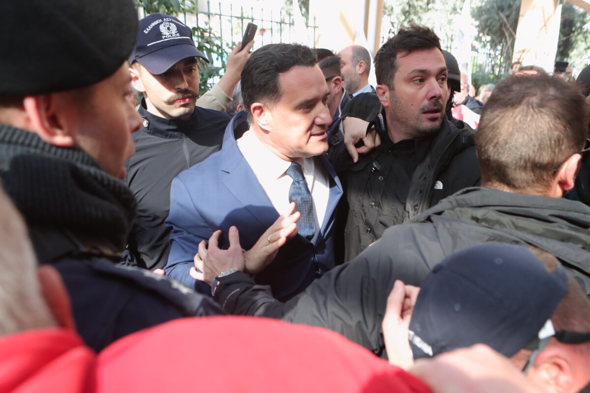 Ο Άδωνις Γεωργιάδης κατά την επίσκεψή του στο νοσοκομείο της Νίκαιας