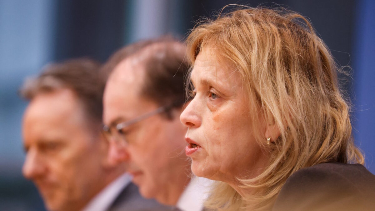 Η υπουργός Παιδείας και Οικογένειας Κάριν Πριέν, στη συνέντευξη Τύπου για τα μη καταγεγραμμένα περιστατικά ενδοοικογενειακής βίας