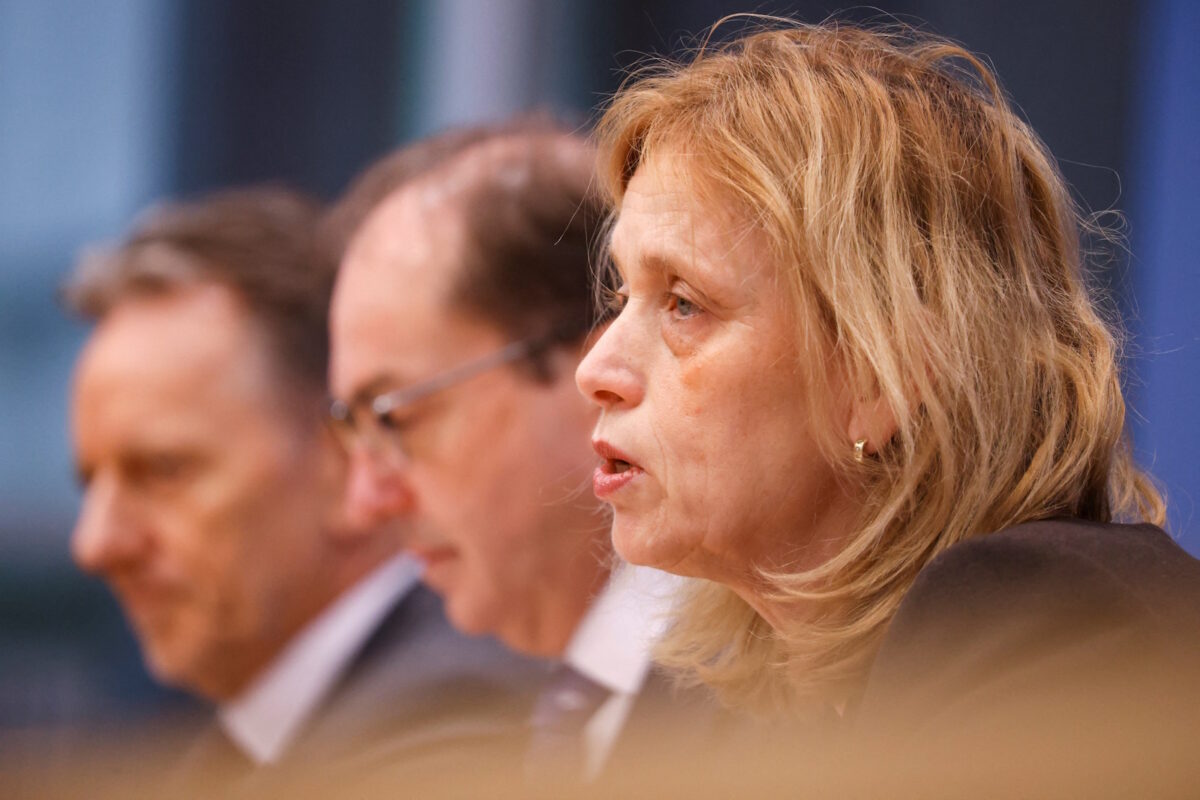 Η υπουργός Παιδείας και Οικογένειας Κάριν Πριέν, στη συνέντευξη Τύπου για τα μη καταγεγραμμένα περιστατικά ενδοοικογενειακής βίας