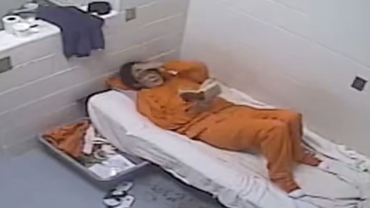 Η Γκισλέιν Μάξγουελ μέσα στο κελί της φυλακής