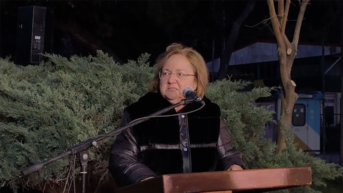 Τέμπη: Η Γιάννα Βούλγαρη, μητέρα του ενός μηχανοδηγού της εμπορικής αμαξοστοιχίας ξέσπασε: «Το παιδί μου λοιδορήθηκε όσο τίποτε»