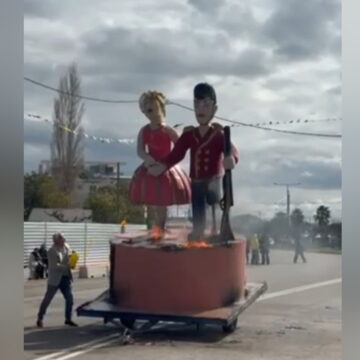 Κάψιμο καρνάβαλου στη Γλυφάδα