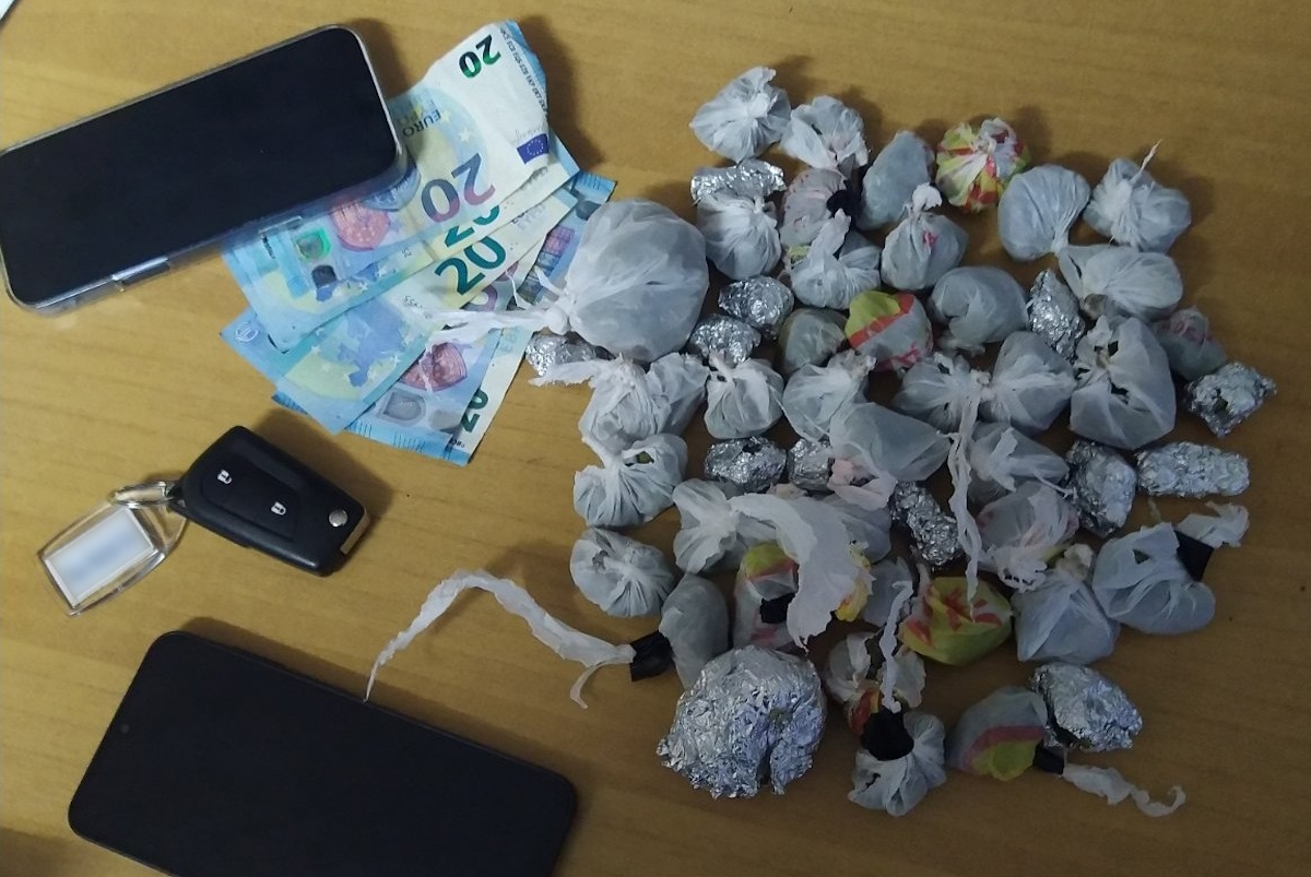 28χρονος οδηγός αυτοκινήτου συνελήφθη στη Γλυφάδα έχοντας στην κατοχή του ναρκωτικά