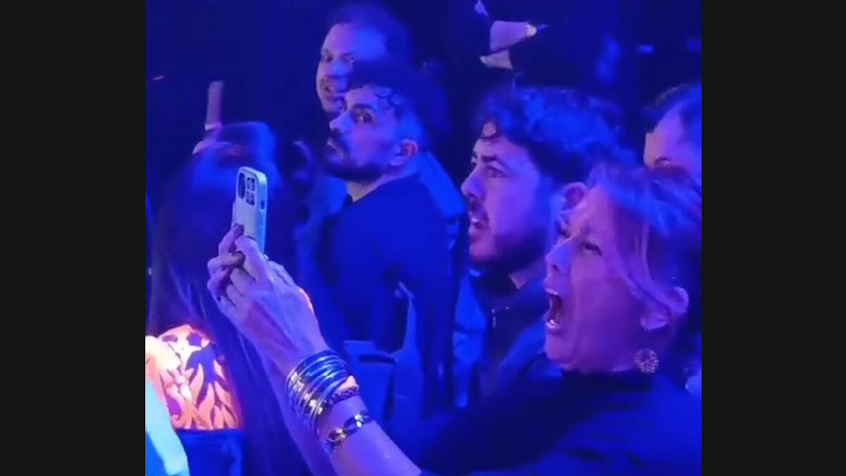 Η Σοφία Αλιμπέρτη παρακολουθεί τον Good Job Nicky να ερμηνεύει το «Dark Side of the Moon» έχοντας στο πλευρό της τον γιο της, Μιχαήλ - Άγγελο Βαρθακούρη