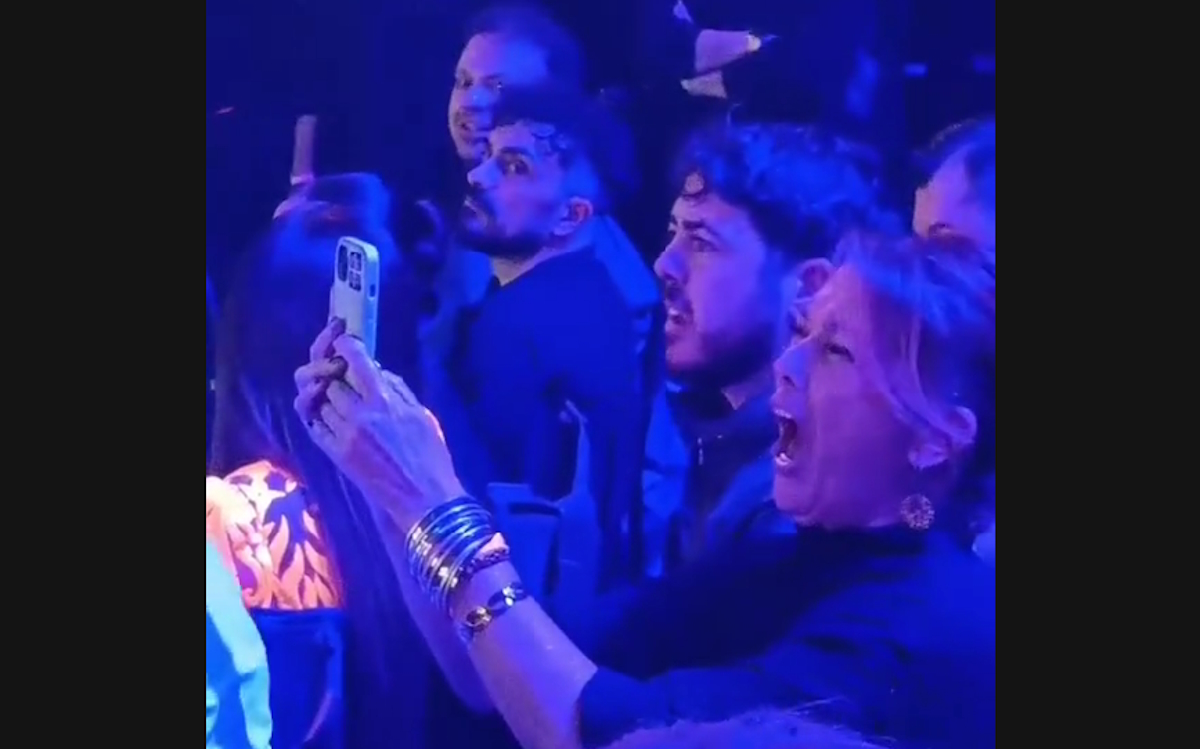 Η Σοφία Αλιμπέρτη παρακολουθεί τον Good Job Nicky να ερμηνεύει το «Dark Side of the Moon» έχοντας στο πλευρό της τον γιο της, Μιχαήλ - Άγγελο Βαρθακούρη