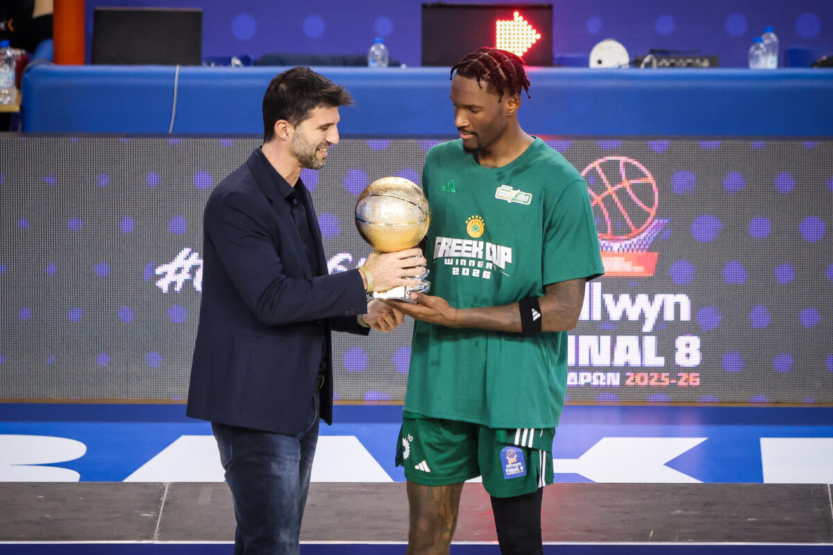 &Omicron; &Chi;έ&iota;&zeta;-&Nu;&tau;έ&iota;&beta;&iota;&sigmaf; έ&rho;&iota;&xi;&epsilon; &kappa;&alpha;&rho;&phi;ί &sigma;&epsilon; ό&sigma;&omicron;&upsilon;&sigmaf; &sigma;&chi;&omicron;&lambda;&iota;ά&zeta;&omicron;&upsilon;&nu; &tau;&omicron; &sigma;&upsilon;&mu;&beta;ό&lambda;&alpha;&iota;ό &tau;&omicron;&upsilon;: &laquo;&Delta;&epsilon;&nu; &alpha;&kappa;&omicron;ύ&omega; &kappa;&alpha;&lambda;ά &pi;ά&nu;&omega; &sigma;&tau;&iota;&sigmaf; &epsilon;&pi;&epsilon;&upsilon;&phi;&eta;&mu;ί&epsilon;&sigmaf; &gamma;&iota;&alpha; &tau;&omicron; MVP&raquo;