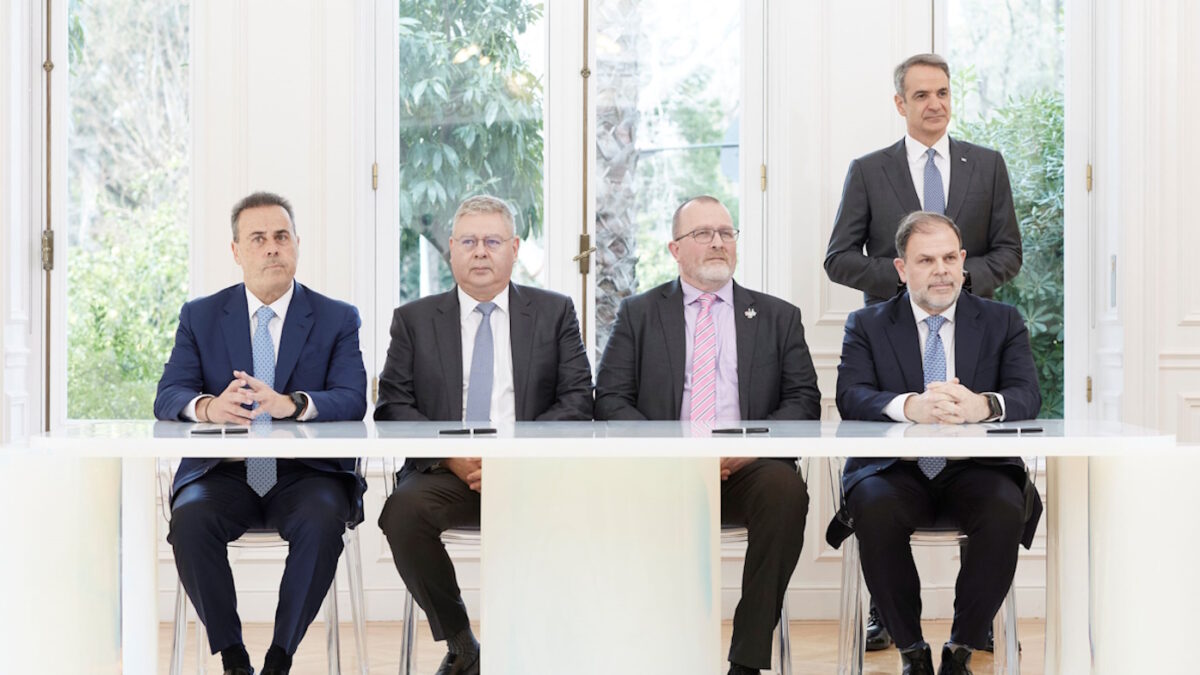 Η υπογραφή των Συμβάσεων Μίσθωσης, παρουσία του Πρωθυπουργού Κυριάκου Μητσοτάκη. Από αριστερά, ο υπουργός Περιβάλλοντος και Ενέργειας Σταύρος Παπασταύρου, δίπλα του ο Διευθύνων Σύμβουλος της HELLENiQ ENERGY Ανδρέας Σιάμισιης, ο αντιπρόεδρος Global New Ventures της Chevron Gavin Lewis και ο Διευθύνων Σύμβουλος της ΕΔΕΥΕΠ Αριστοφάνης Στεφάτος