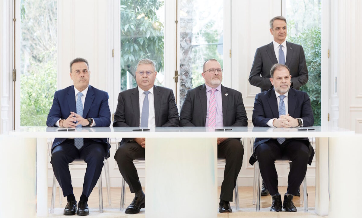 Η υπογραφή των Συμβάσεων Μίσθωσης, παρουσία του Πρωθυπουργού Κυριάκου Μητσοτάκη. Από αριστερά, ο υπουργός Περιβάλλοντος και Ενέργειας Σταύρος Παπασταύρου, δίπλα του ο Διευθύνων Σύμβουλος της HELLENiQ ENERGY Ανδρέας Σιάμισιης, ο αντιπρόεδρος Global New Ventures της Chevron Gavin Lewis και ο Διευθύνων Σύμβουλος της ΕΔΕΥΕΠ Αριστοφάνης Στεφάτος