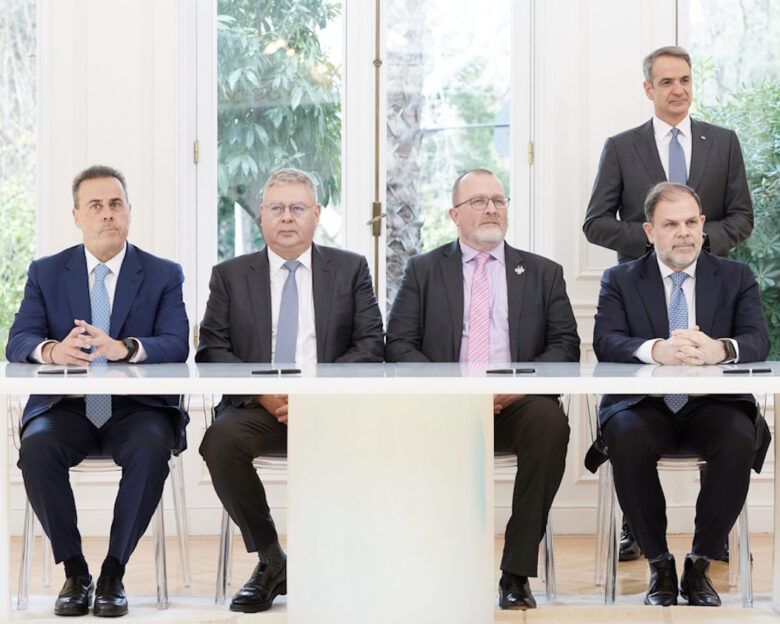 Η υπογραφή των Συμβάσεων Μίσθωσης, παρουσία του Πρωθυπουργού Κυριάκου Μητσοτάκη. Από αριστερά, ο υπουργός Περιβάλλοντος και Ενέργειας Σταύρος Παπασταύρου, δίπλα του ο Διευθύνων Σύμβουλος της HELLENiQ ENERGY Ανδρέας Σιάμισιης, ο αντιπρόεδρος Global New Ventures της Chevron Gavin Lewis και ο Διευθύνων Σύμβουλος της ΕΔΕΥΕΠ Αριστοφάνης Στεφάτος