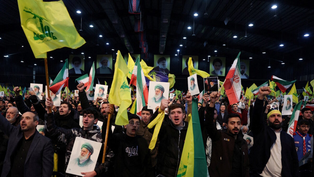 Υποστηρικτές της Χεζμπολάχ κατά την διάρκεια τηλεοπτικού διαγγέλματος του ηγέτη της, Ναΐμ Κασέμ, υπέρ του αγιατολάχ Αλί Χαμενεΐ