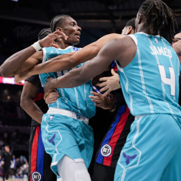 Άγριος καυγάς στο παρκέ