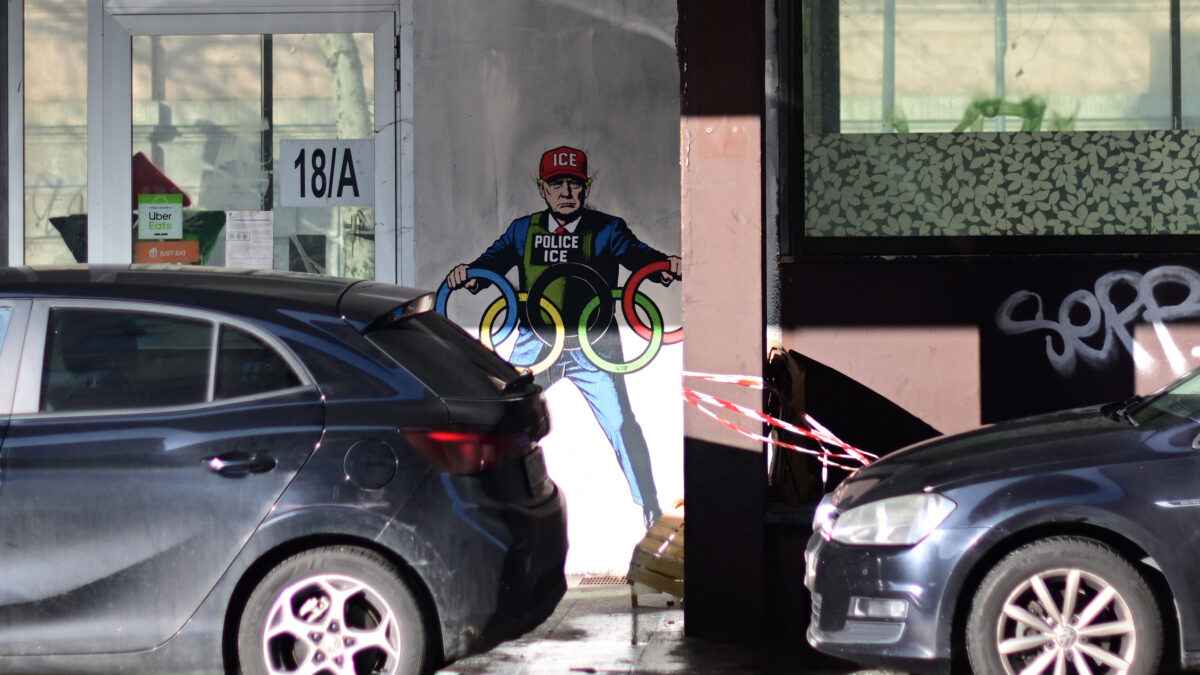 Σκίτσο με τον Τραμπ ντυμένος ως μέλος της ICE