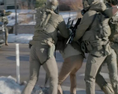 Πράκτορες της Αμερικανικής Υπηρεσίας Μετανάστευσης και Τελωνείων (ICE) προσπαθούν να συλλάβουν τον Alex Pretti, λίγες μέρες πριν σκοτωθεί στη Μινεάπολη της Μινεσότα