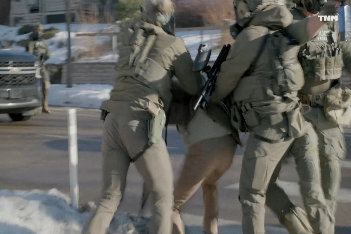 Πράκτορες της Αμερικανικής Υπηρεσίας Μετανάστευσης και Τελωνείων (ICE) προσπαθούν να συλλάβουν τον Alex Pretti, λίγες μέρες πριν σκοτωθεί στη Μινεάπολη της Μινεσότα