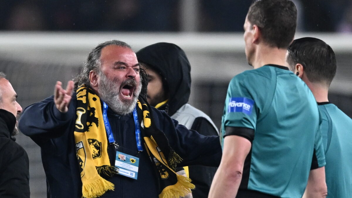 Ο Μάριος Ηλιόπουλος διαμαρτύρεται στον διαιτητή Μακέλι