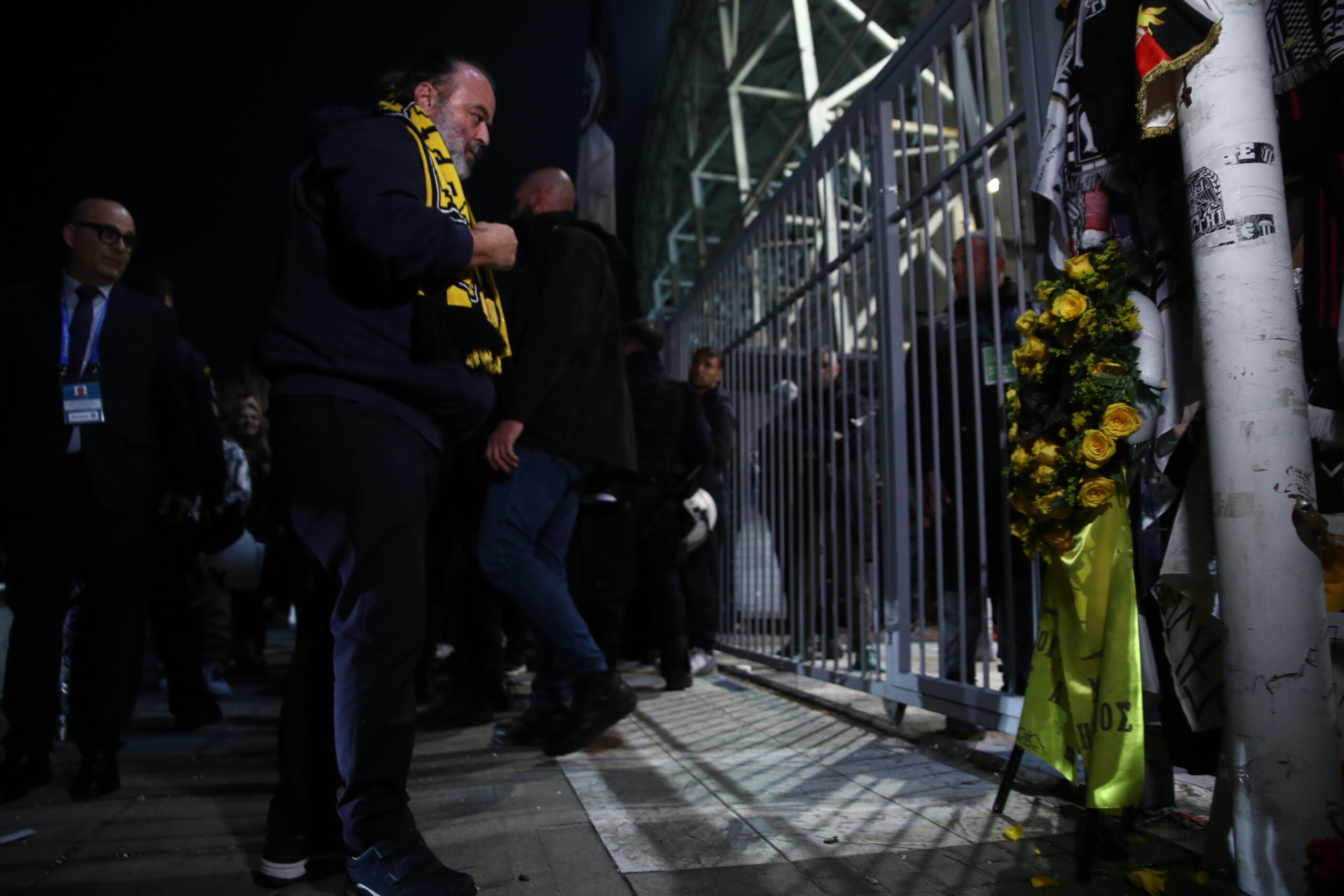 Ο Μάριος Ηλιόπουλος στο μνημείο των αδικοχαμένων οπαδών του ΠΑΟΚ