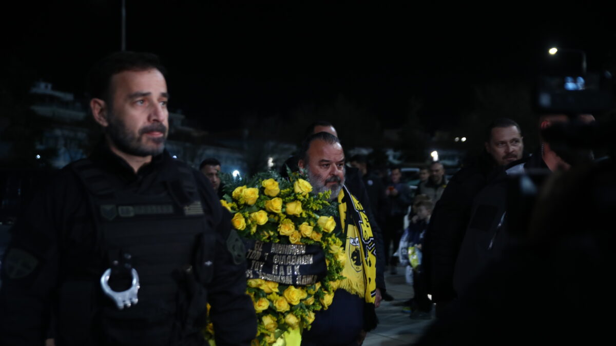 Ο Μάριος Ηλιόπουλος με το στεφάνι που κατέθεσε έξω από την Τούμπα