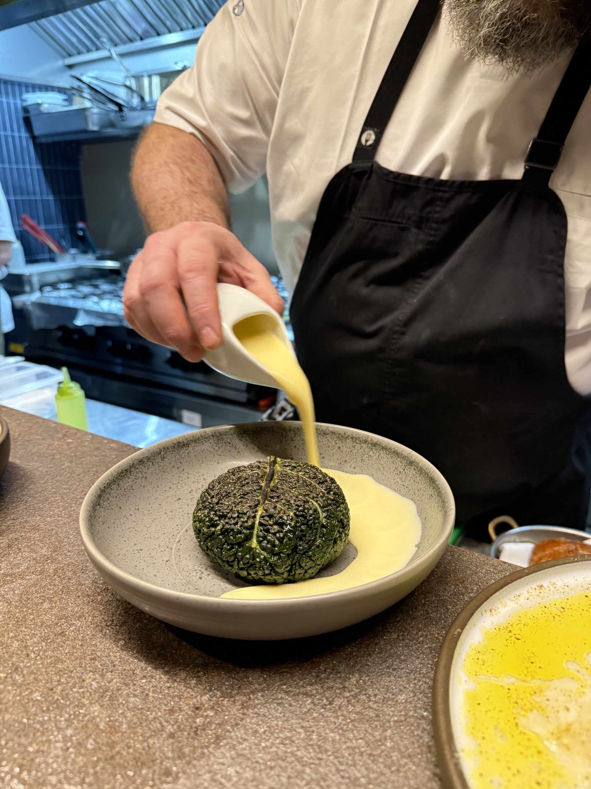 Ο ντολμάς με λάχανο savoy, γεμισμένος με πρόβειο και μοσχαρίσιο κιμά.