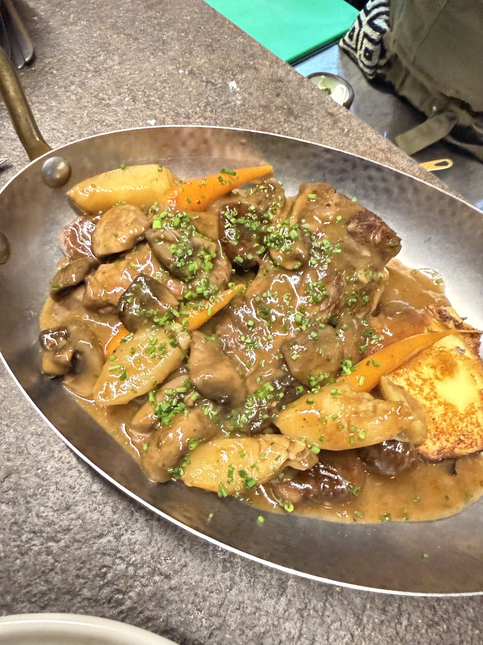 H μοσχαρίσια στηθοπλευρά, σιγομαγειρεύεται για 18 ώρες και σερβίρεται με μπρεζέ λαχανικά, μανιτάρια, κάστανα και πολέντα από τραχανά.