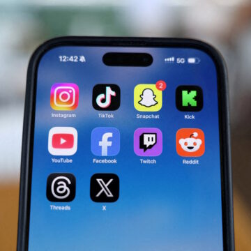 Κινητό με εφαρμογές των social media