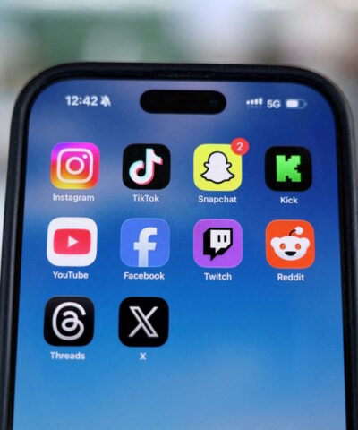 Κινητό με εφαρμογές των social media