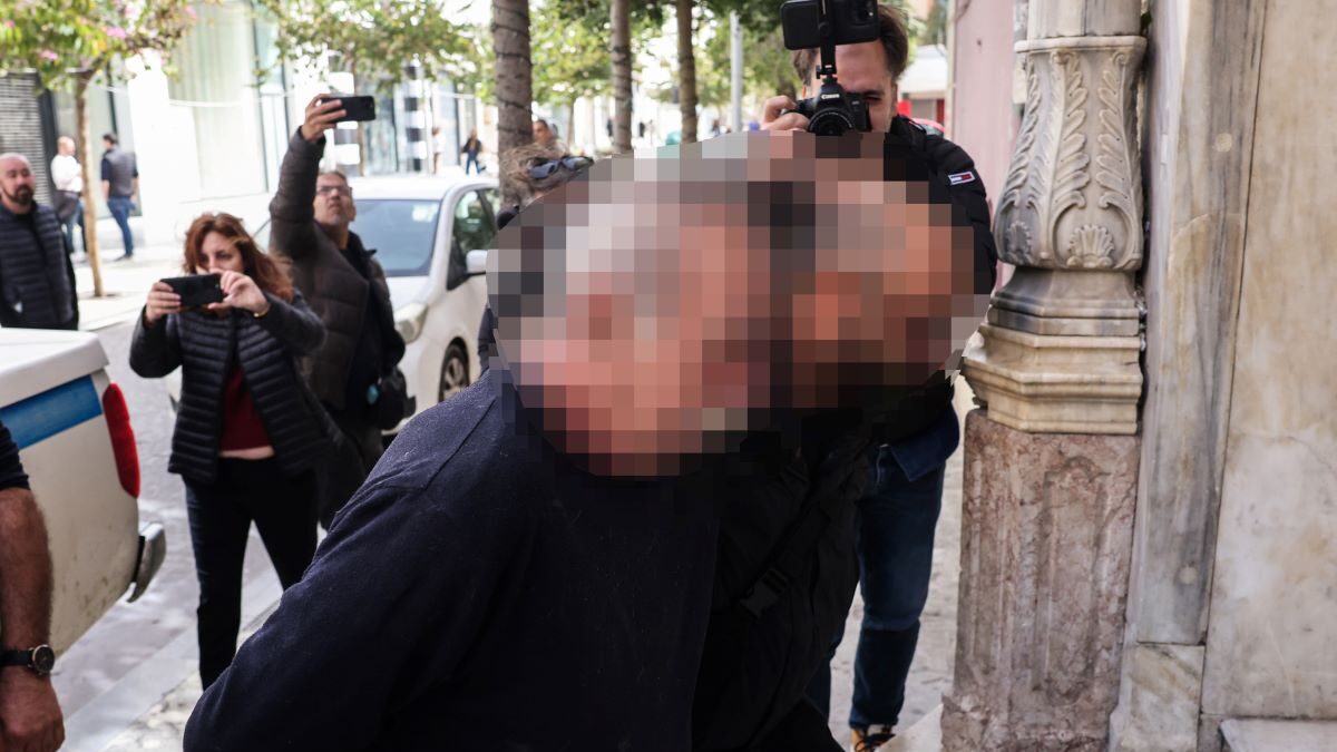 Ο αδελφοκτόνος την ώρα που οδηγείται στον εισαγγελέα Ηρακλείου