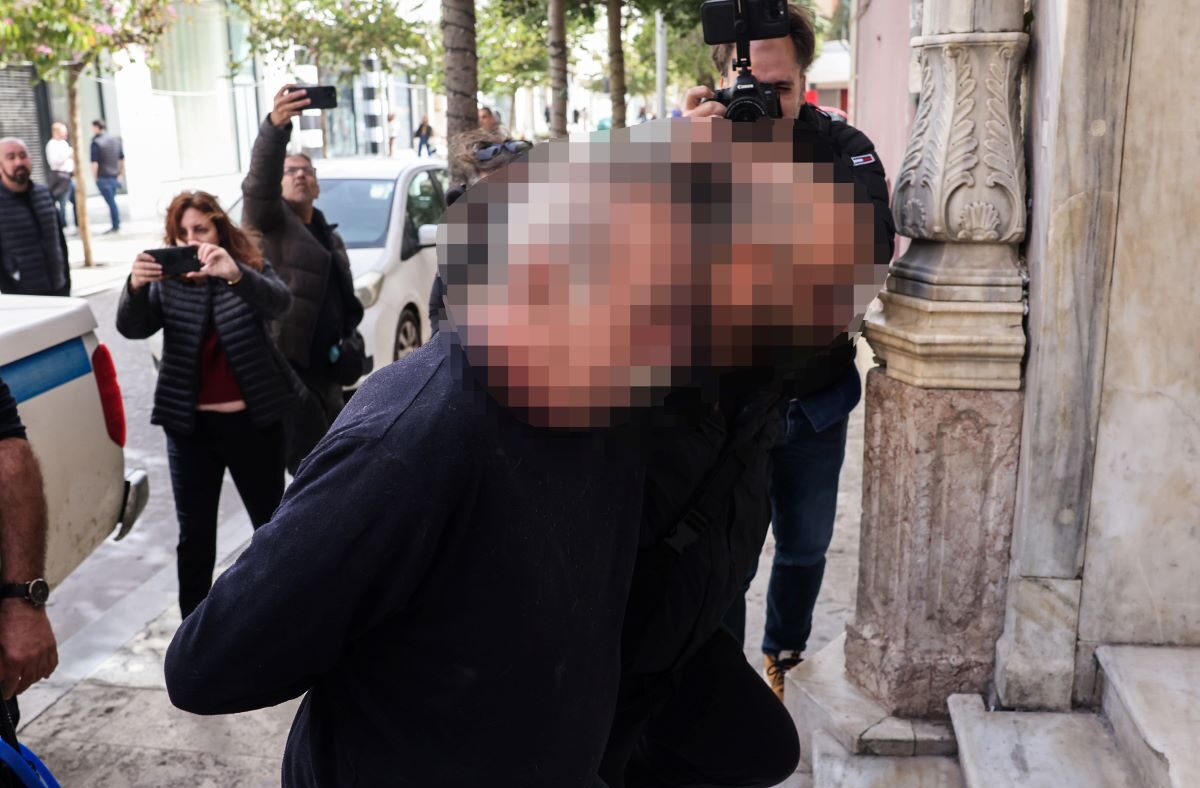 Ο αδελφοκτόνος την ώρα που οδηγείται στον εισαγγελέα Ηρακλείου