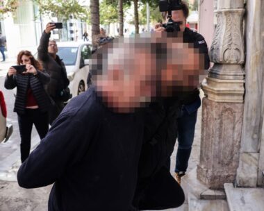 Ο αδελφοκτόνος την ώρα που οδηγείται στον εισαγγελέα Ηρακλείου