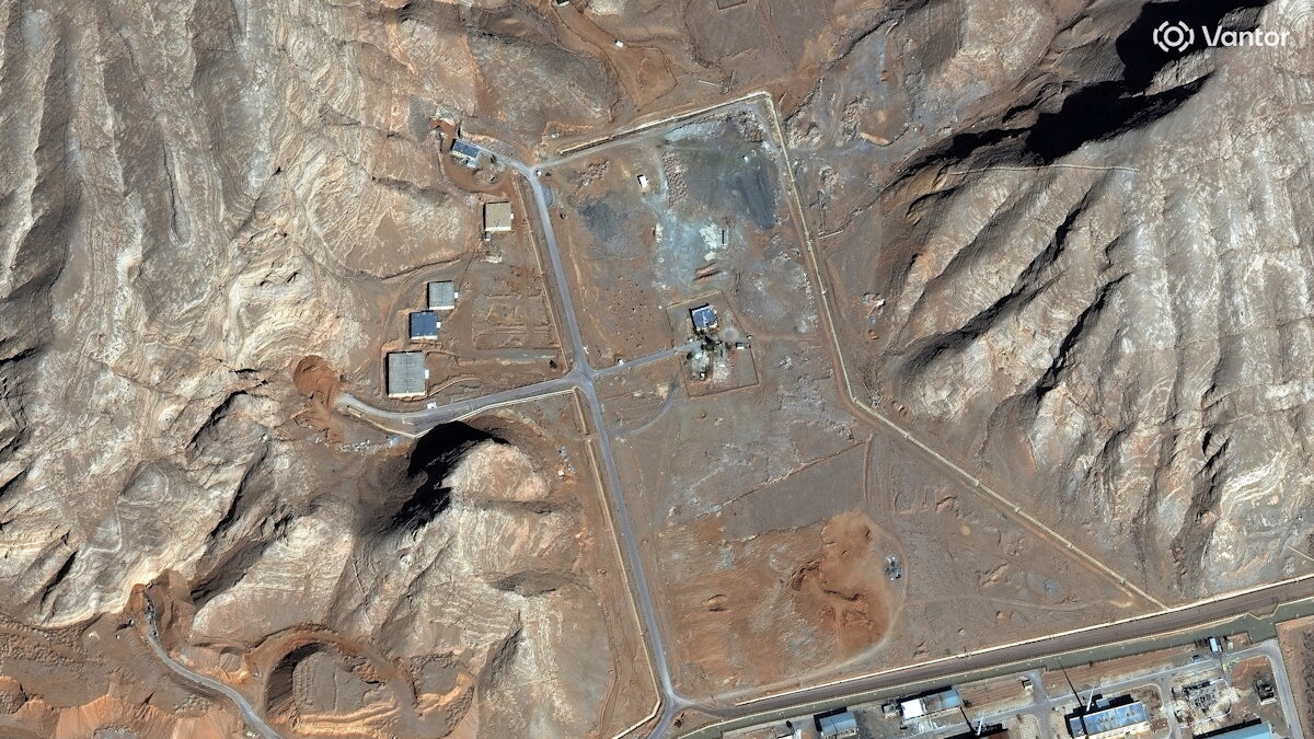 Δορυφορική εικόνα δείχνει τις μη καλυμμένες εισόδους των σηράγγων στο πυρηνικό συγκρότημα του Ισφαχάν.