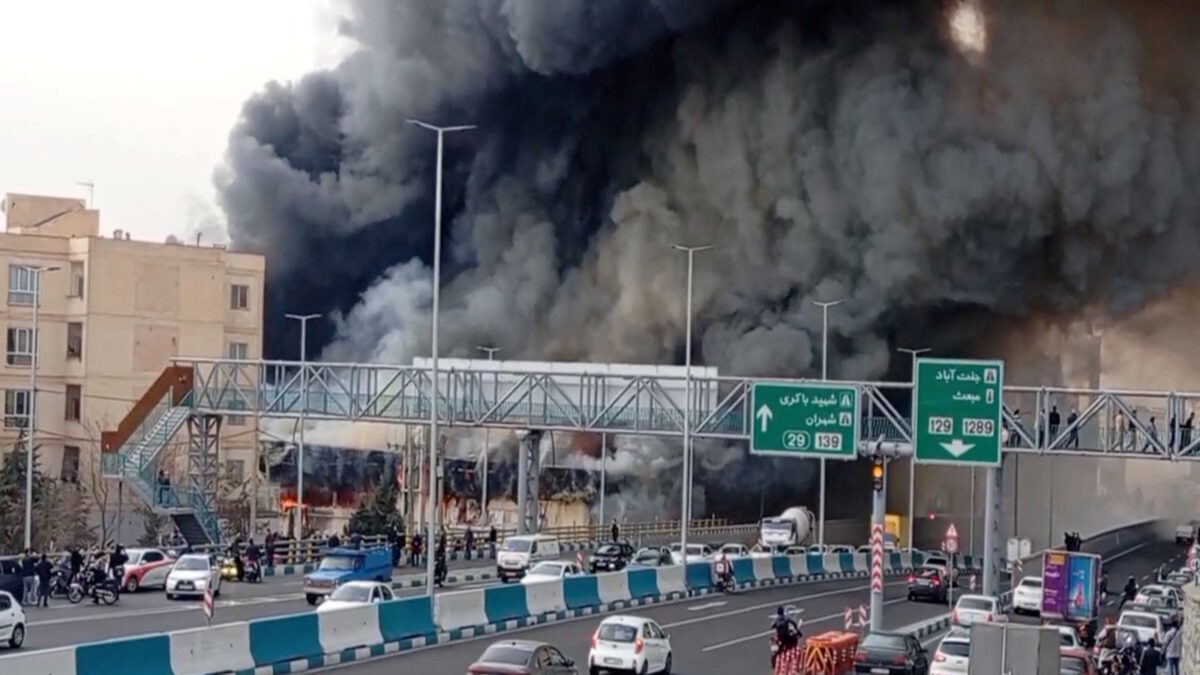 Πυκνός καπνός στην Τεχεράνη από την μεγάλη φωτιά που ξέσπασε