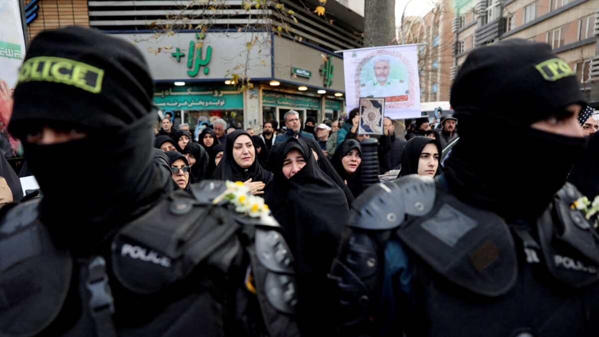 Κόσμος σε κηδεία στο Ιράν