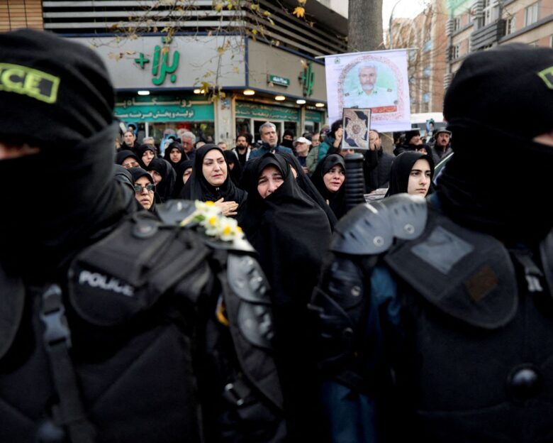 Κόσμος σε κηδεία στο Ιράν