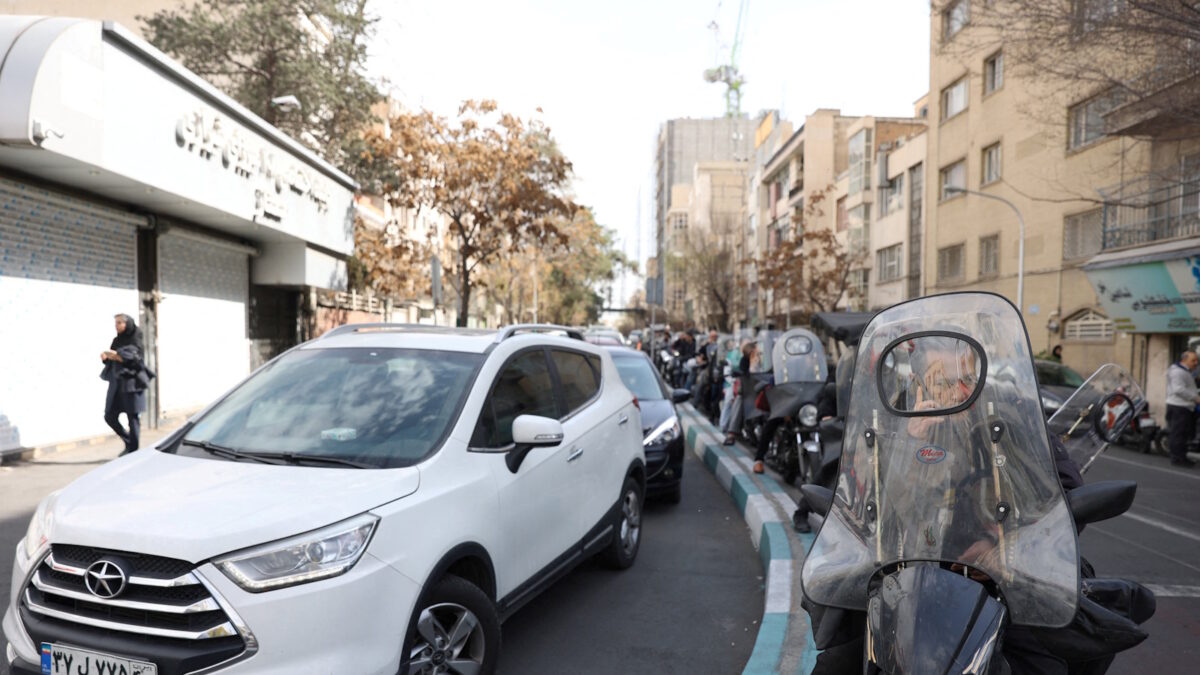 Ιρανοί φουλάρουν τα ντεπόζιτα εν μέσω πολεμικής σύγκρουσης με τις ΗΠΑ