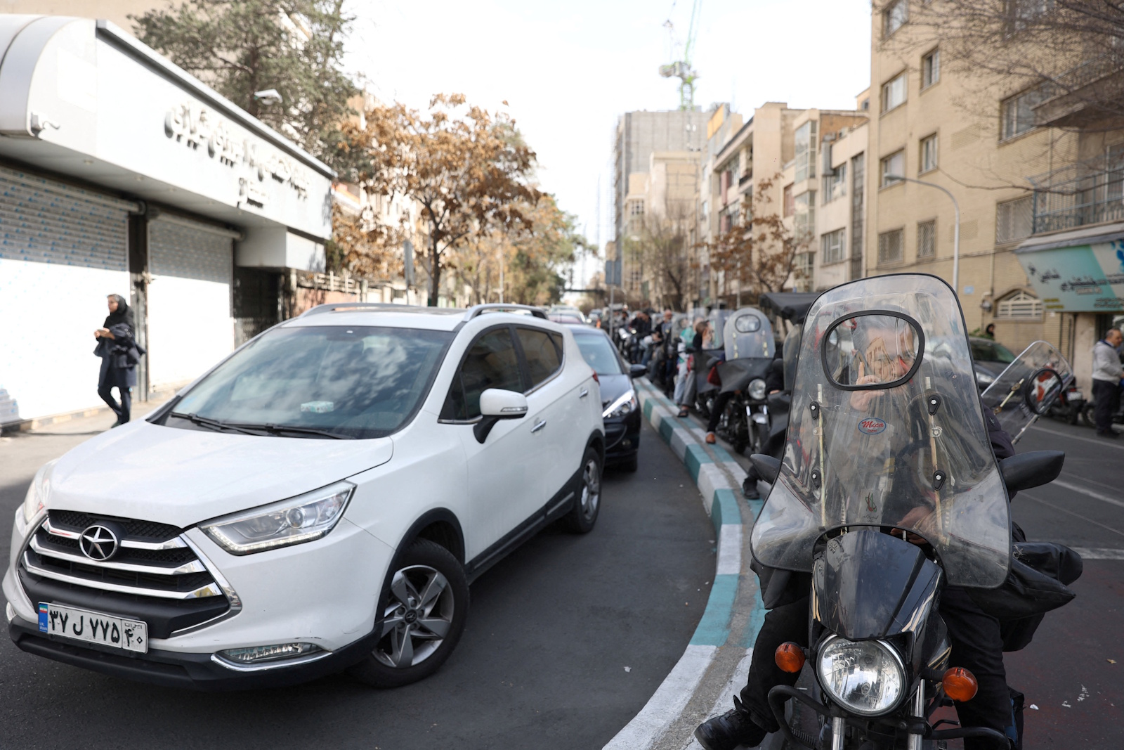 Ιρανοί φουλάρουν τα ντεπόζιτα εν μέσω πολεμικής σύγκρουσης με τις ΗΠΑ