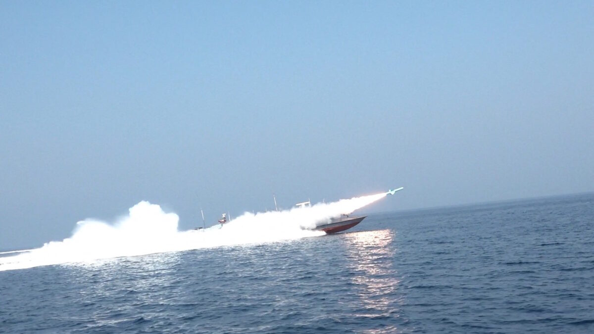 Σκάφος των Φρουρών της Επανάστασης εξαπολύει πύραυλο