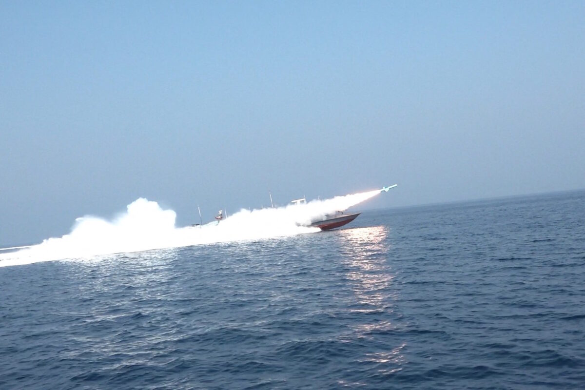 Σκάφος των Φρουρών της Επανάστασης εξαπολύει πύραυλο