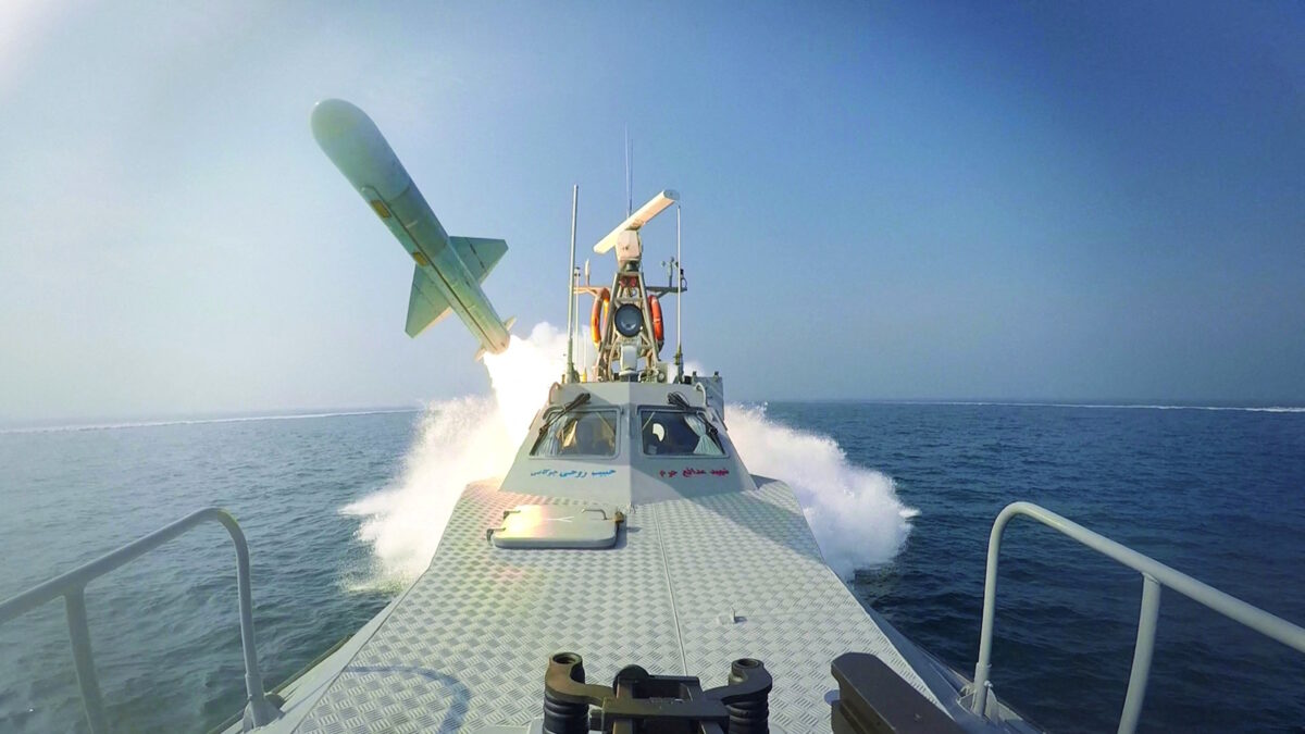 Εκτόξευση πυραύλου από ιρανικό πολεμικό πλοίο