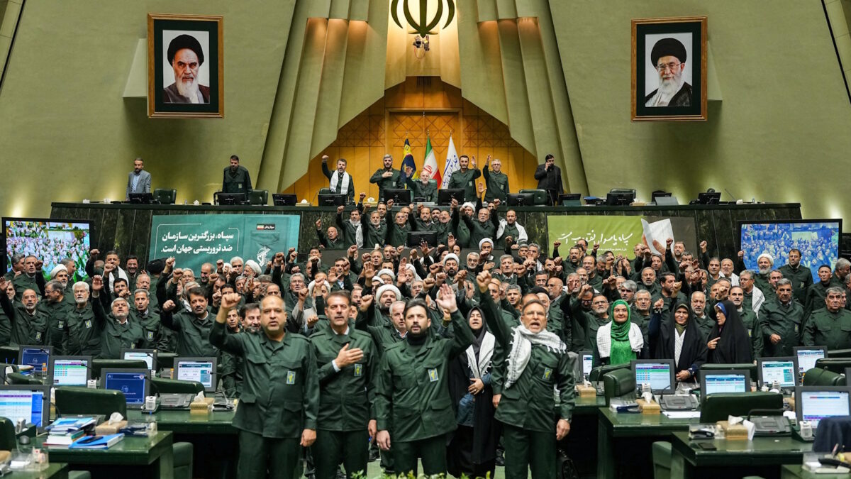 Μέλη του ιρανικού κοινοβουλίου φωνάζουν συνθήματα πίστης στους Φρουρούς της Εαπανάστασης του Ιράν