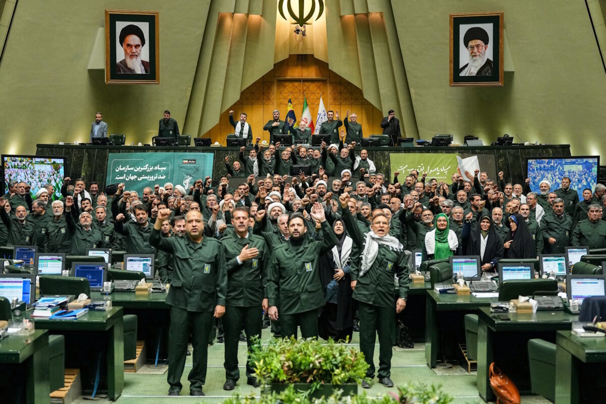 Μέλη του ιρανικού κοινοβουλίου φωνάζουν συνθήματα πίστης στους Φρουρούς της Εαπανάστασης του Ιράν