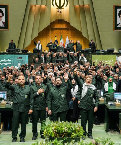Μέλη του ιρανικού κοινοβουλίου φωνάζουν συνθήματα πίστης στους Φρουρούς της Εαπανάστασης του Ιράν